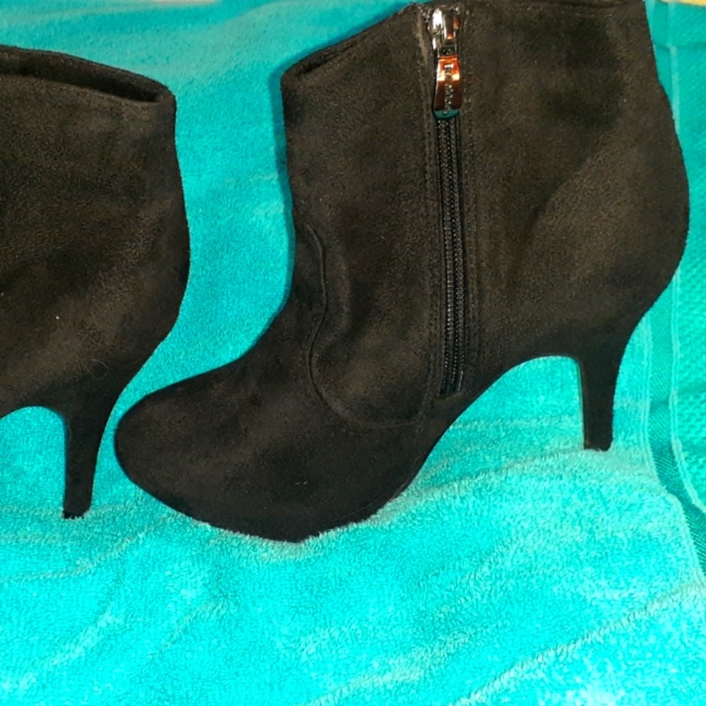 Size 7 Bella Marie heeled boots